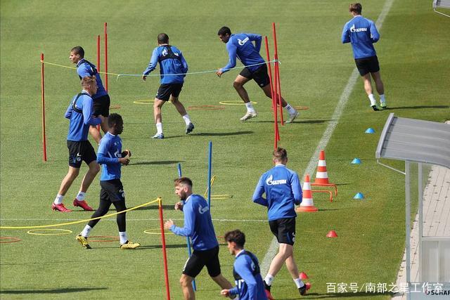 中国篮协官方:周琦加盟广东队 赵睿加盟新疆队